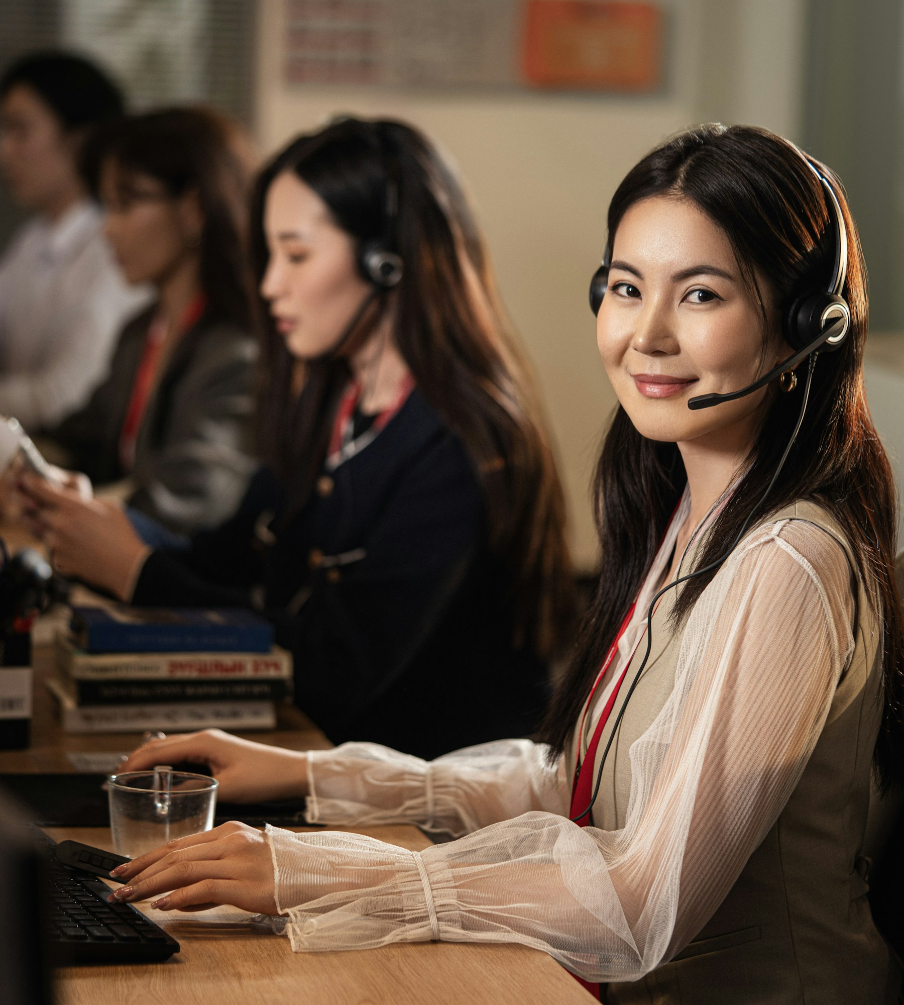 MAIS LLC support specialist assisting a customer